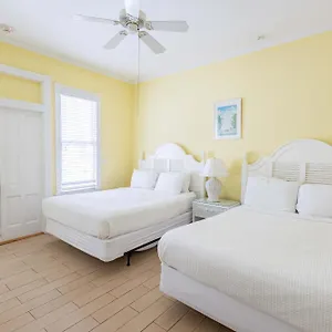  Inn Deluxe Queen At The Curry Mansion - Parking & Heated Pool!